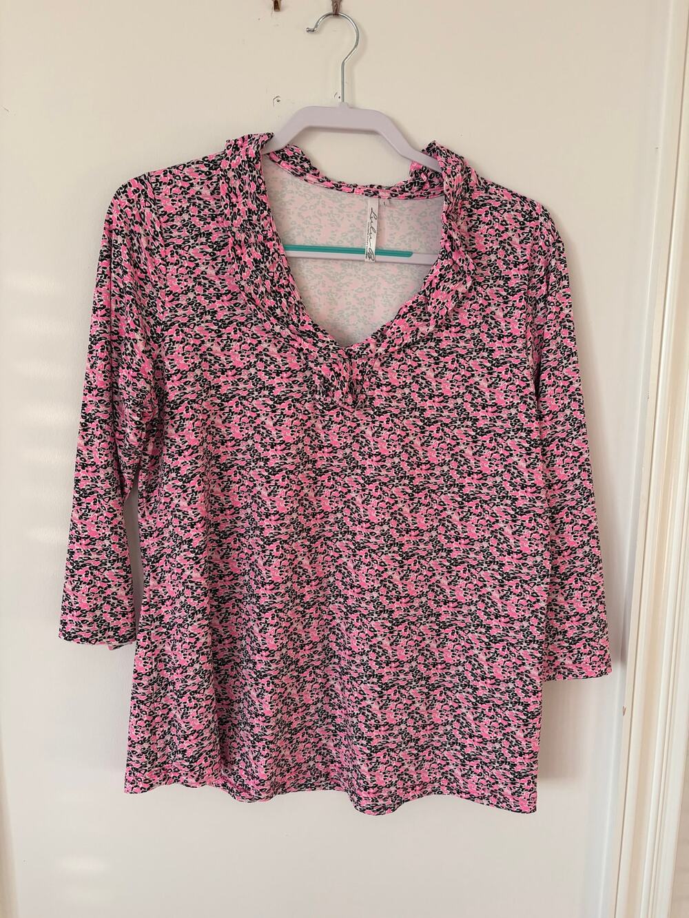 Lulu B V-Neck Top | Size L | Pink & Black Leopard Print 🐆